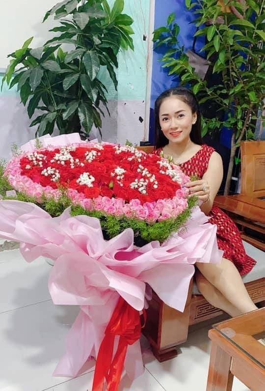 Khách hàng nhận hoa