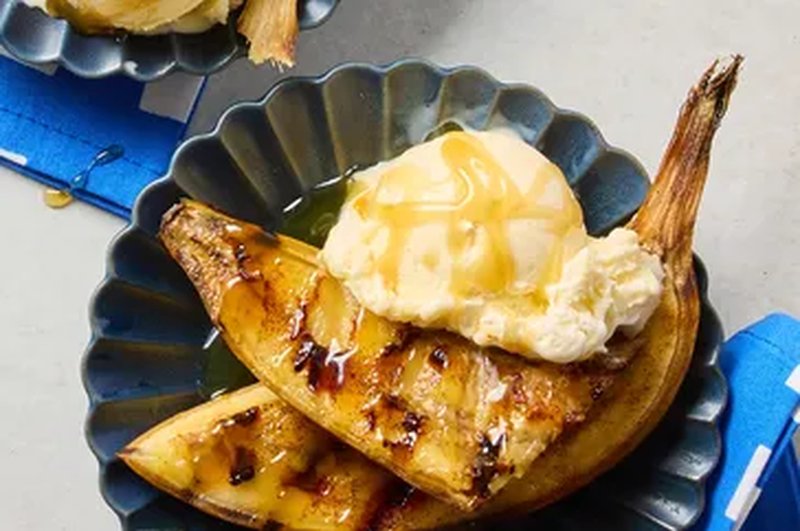 Grilled bananas with coconut caramel suace and ice cream