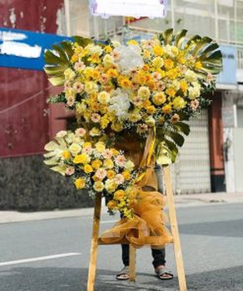 Hoa khai trương vàng son