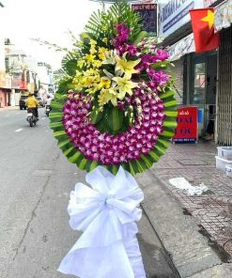 Vòng hoa chia buồn màu tím an lành