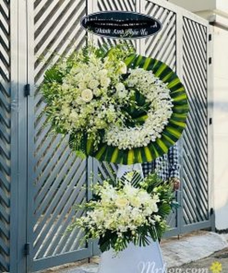 Vòng hoa viếng nghiêng mình