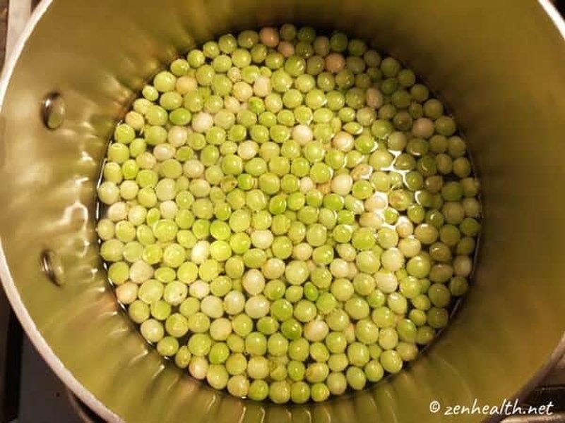 Boiling pigeon peas